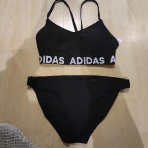 Enkel svart Adidas bikini. Finns snörning i trosorna.