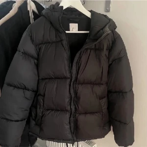 Dun jacka - Trendig vinterjacka ifrån hm, jätte bra skick.