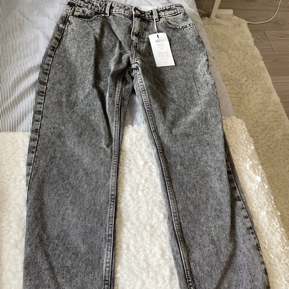 Så fina jeans som är helt nya med prislappen kvar som tyvärr inte passade mig💕. Jeans & Byxor.