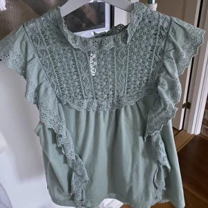 Mango blus - Säljer denna jättefina blus från mango då den inte kommer till användning. Den är i bra skick!