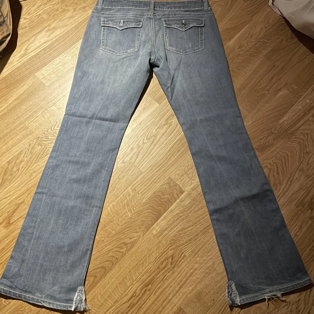 Vintage Guess jeans i storlek 30.. Jeans & Byxor.