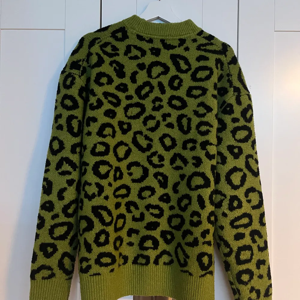 Stickad grön tröja med leopardmönster. Finns inga hål eller fläckar. Har använts fåtal gånger då den nästan aldrig har kommit till användning. . Tröjor & Koftor.