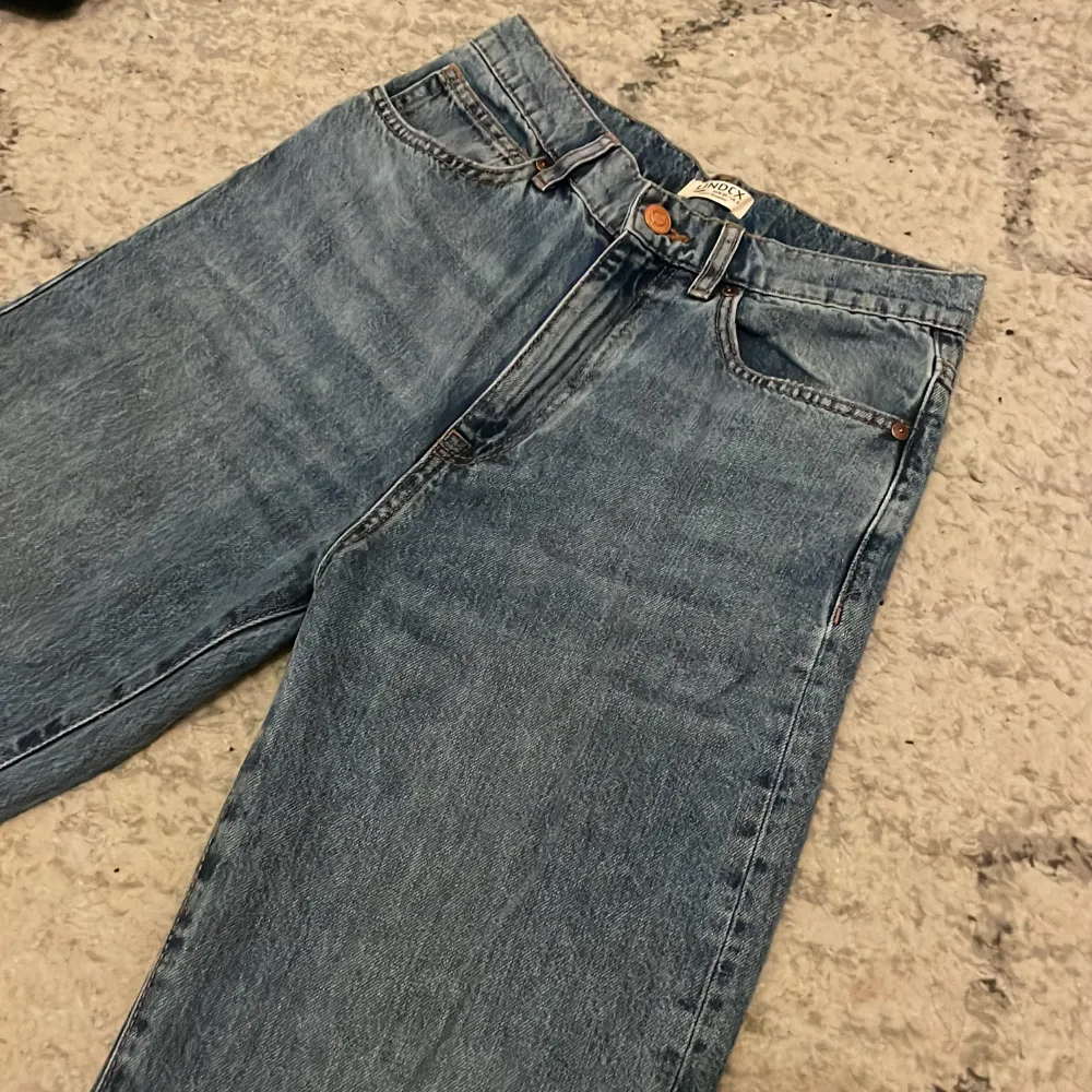 säljer dessa lindex jeans, HELT OANVÄNDA. fick dessa i födelsedagspresent men kom aldrig till användning. dessa är högmidjade med slits i slutet. matrialet är så sjukt bekvämt och som sagt är inget fan av högmidjade. Kom privat för mer information/bilder💕. Farkut & Housut.