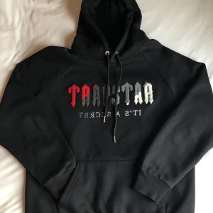 Trapstar tröja - Fin trapstar hoodie använd endast ett par gånger fint skick inga märken eller hål