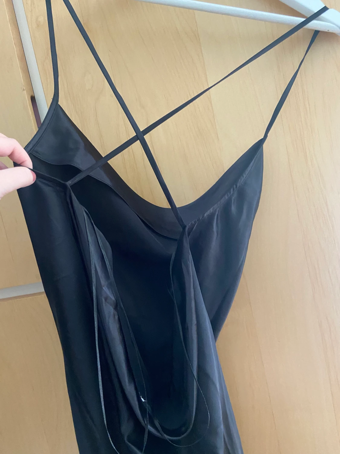 Svart satin klänning  - 90