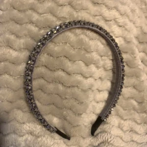 Diadem  - Ett silvrigt diadem. Vid frågor hör av er 💖