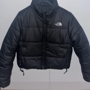 Svart pufferkacka från the north face - Jacka i storlek M, köpt i januari detta året. Jackan är endast använd ett par enstaka gånger och därför nästan som ny. Ursprungspris är 2250 kr men jag säljer den nu för 1000 kr.
