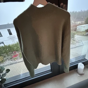 stickad tröja - Säljer nu min fina gröna stickade tröja från & other stories. Använd ett få tal gånger och därav i bra skick💕jag köpte den för 500. Sen är i storlek xs men passar mig som har S också.