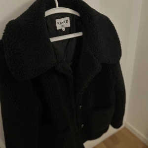 Teddy jacka - Säljer min fina teddy jacka från NAKD, jättebra skick använd några få gånger. 