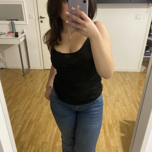 genomskinligt svart linne - säljer ett jättefint linne, det är svart men ganska see-trough. strl M men passar S oxå