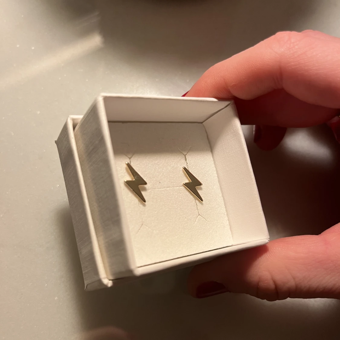 Guldiga blixtörhängen