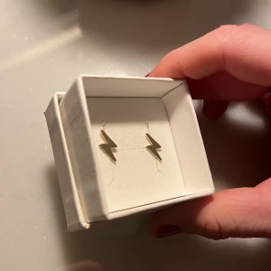 Guldiga blixtörhängen - Guldfärgade blixtörhängen