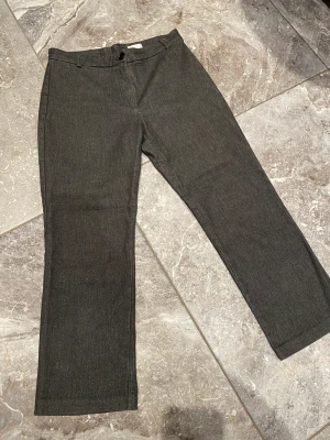 Byxor 3/4 stl. 34/xs - Tre fjärdedels långa byxor storlek 34. Materialet är som kostymbyxor. Jättefina! Samfraktar gärna. Säljer pga stor garderobrensning. Kika gärna på mina andra annonser, säljer mycket:) 