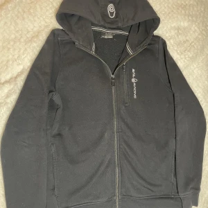 Sail Racing zip up Hoodie - Sail Racing zip up hoodie i storlek 160-barn, äkta! För mer information skriv privat.