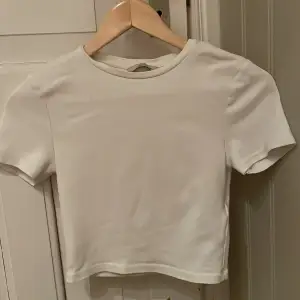 En vit basic t-shirt från PIGALLE. 