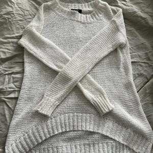 lång virkad tröja - supersöt vit virkad tröja från bikbok 🤍 ganska lång och oversized, står XS men passsr nog S-M också beroende på passform. inga defekter förutom att vissa trådar har gått upp (bild 3) men syns knappast 🤍 perfekt nu till vintern!
