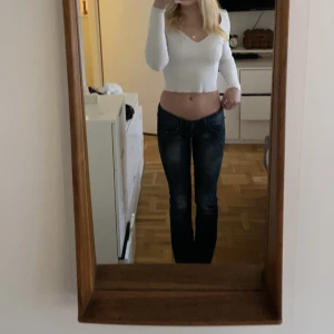 Lågmidjade jeans - Lågmidjade jeans från fornarina i strl 28. köpta på 2000 talet men kommer tyvär inte till användning längre. I väldigt bra skick! Skriv vid intresse.Köpare står för frakt men kan även mötas i Stockholm💕