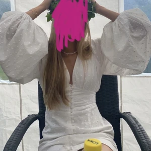 adoore klänning - säljer denna helt nya underbara klänning perfekt till student/midsommar/avslutning 🩷❤️🧡 Nypris: 1495