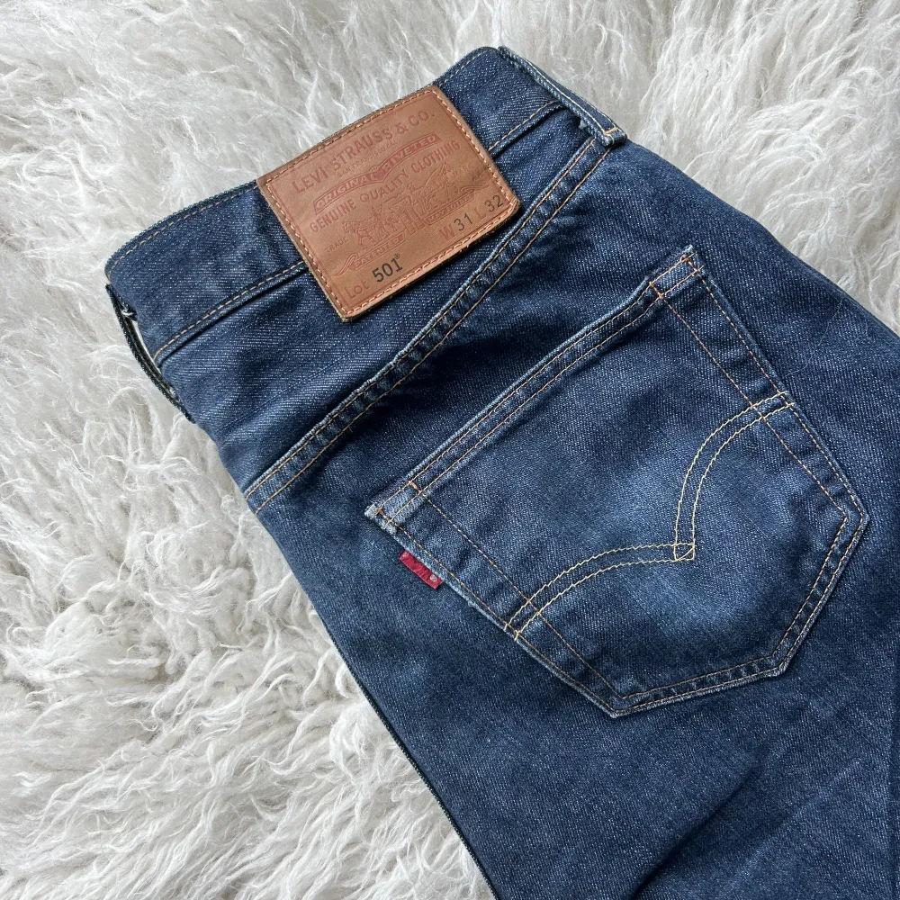 Säljer mina Levis 501 jeans. Storlek 31/32 i mörkblå. I nyskick inga defekter. Nypris 1200kr mitt pris 429kr.. Jeans & Byxor.