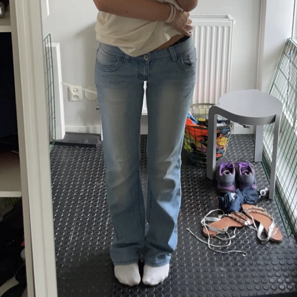 Lågmidjade jeans Midjemått: 38cm Ytterben: 106cm Fint skick!. Jeans & Byxor.