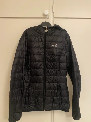 Emporio Armani jacka  - En EA7 jacka som är på bra skick,säljer den eftersom den inte kommer till användning mer. Den är Xs men passar också som S
