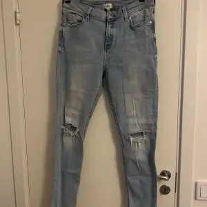 Tighta jeans från River Island i storlek 14.