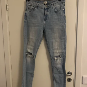 Jeans - Tighta jeans från River Island i storlek 14.