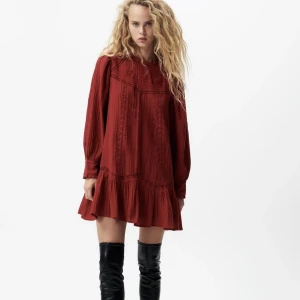 Klänning - Så söt och fin klänning från zara perfekt till julafton. Endast använd en gång super bra skick och kvalitet. Nypris 400kr. Skriv vid frågor ❤️