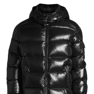 Moncler maya jacka - Moncler jacka knappt använd, den är svart har inga skador på den 