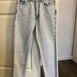 Jeans från Gina tricot  Fint skick  Str 32 