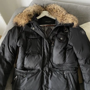 Jackor - Säljer nu min hollies jacka storlek 46 liten i storlek använd 2 gånger köpte den för 3800kr. Säljer den för 600kr. 