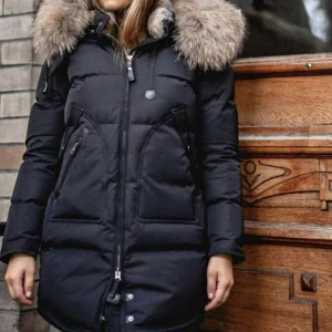 Cedrico jacka xxs - Jacka från märket Cedrico, monet i svart xxs. Stor i storlek, passar en xs.   Äkta päls som är avtagbar. Sneda fickor och bröstficka med skinndetaljer.90% dun 10% fjäder.  I nyskick, inga slitningar. Nypris 8500 säljer för 4000  Har fler bilder på jackan!