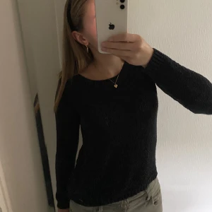 Tunn stickad - Snygg mörkblå (syns inte på bildern) tunn stickad tröja. Köpt secondhand men aldrig använt då det inte riktigt är min färg💘Skriv för fler bilder. 