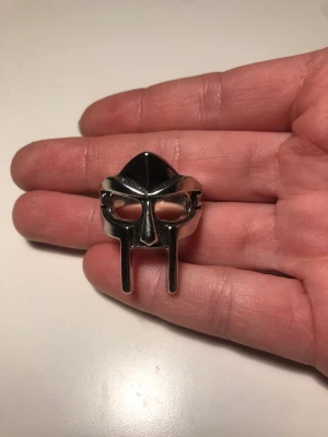 Jättecool ring! - En jättecool ring! Är osäker på storleken men tror att de är runt 19❤️