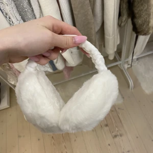 Vita öronmuffar - Vita helt nya öronmuffar, de är justerbara och går att vika ihop🩷