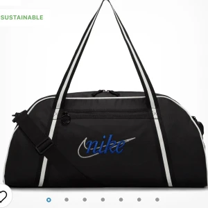 Nike träningsväska  - Träningsväska från Nike volym 24 l i mycket bra skick, nypris 559kr 🦋två ytterfack: ett på framsidan med dragkedja och ett på sidan med knapp. Ett mindre fack på insidan med dragkedja samt två större utrymmen ❣️ hör av er vid intresse 💖