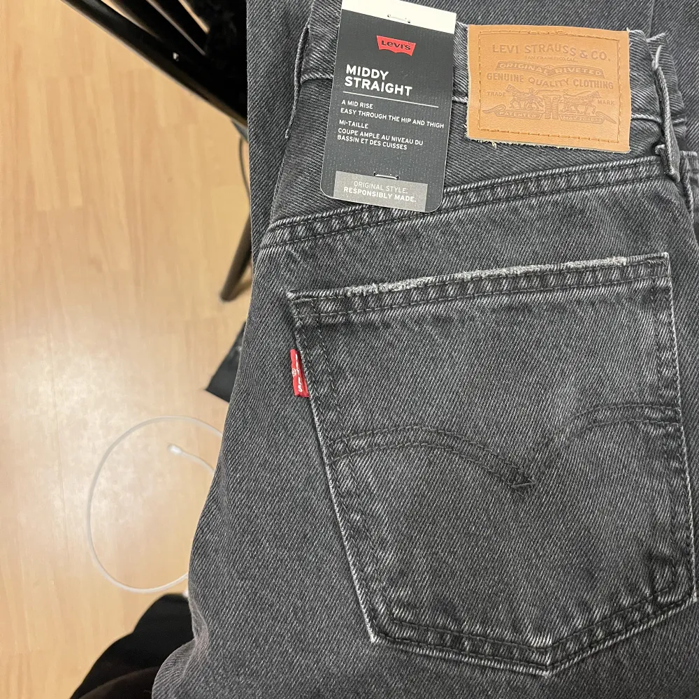 Säljer ett par Levis jeans då dom var för små på mig🩷helt nya med alla lappar kvar! Storleken motsvarar ungefär S/36. Hör av er för frågor eller fler bilder. Pris kan diskuteras💞. Jeans & Byxor.