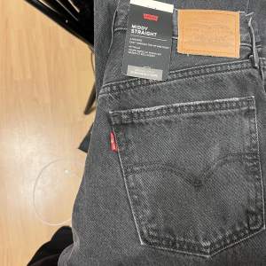 Säljer ett par Levis jeans då dom var för små på mig🩷helt nya med alla lappar kvar! Storleken motsvarar ungefär S/36. Hör av er för frågor eller fler bilder. Pris kan diskuteras💞