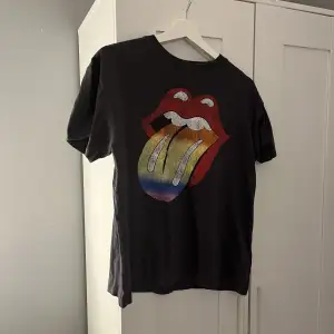 Grafisk T-shirt med The Rolling Stones inspirerat tryck!