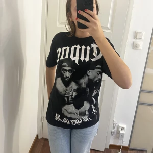 Pull & Bear Tupac T-shirt  - Säljer min fina Tupac T-shirt från Pull & Bear. Kommer ej till användning längre🖤