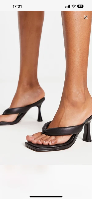 Svarta och vita klackar - Vill bli av med båda, de vita är aldrig använda och de svarta är använda 2-3 gånger. Båda ingår i priset