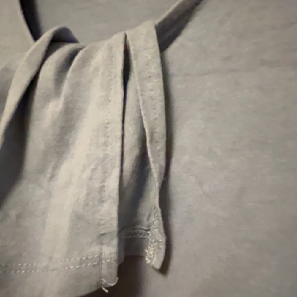 denna trendiga tröja från Gina med slits vid armarna! Säljer i både vit och blå! 115kr/st eller båda för 200!❤️‍🔥. Tröjor & Koftor.