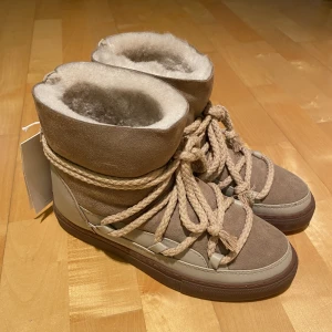 Inuikii skor🤎 - Säljer dessa beiga inuikiis som är helt oanvända, endast testade🥰 de har lappen kvar och därmed priset! Nypris: 3099 kr, säljer för 2500 kr Har inte kvar lådan och kunde därför inte skicka tillbaka❣️