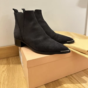 Acne studio känga  - Säljer min känga från acne studio i fint skick som använd bara en gång :)  Storlek 36 allting finns dusbag, kartong men inga kvitto!  Nypris 3699kr 