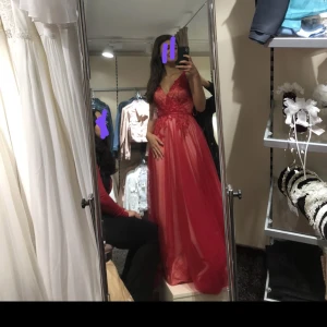 Balklänning  - Ska nu sälja min så fina balklänning som jag hade på min bal, jag köpte den på butiken Lilly i Stockholm och kostade då 3000kr men säljer den nu för 1800kr och den är i storlek 34? Skriv till mig om fler bilder 🥰