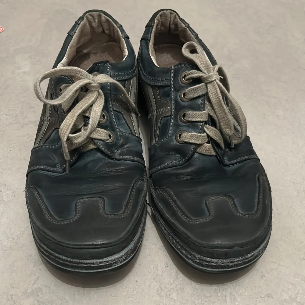 90-tals grönblåa skor från ett polskt skomärke 