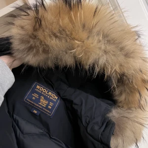 WOOLRICH JACKA  - Säljer min Woolrich jacka pga fel strl. Endast använd en gång pga fel strl🌸  