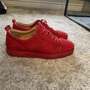 Säljer ett par röda Louboutin skor i storlek 41 passar även 42.  Skick 8-10. Endast skor medföljer 