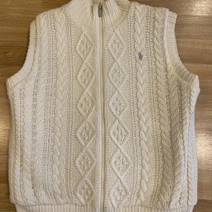 Ralph lauren  - Säljer den här jättefina stickade västen från Ralph lauren, är i jättebra stick och passar som en xs