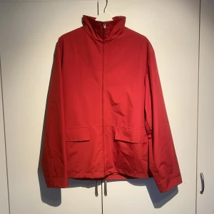 Valentino Windbreaker Jacka i Polyester - Hej, säljer en stilren Valentino windbreaker i klarröd färg. Storlek M men oversized passform så TTS Large. Mycket bra skick, enstaka fläckar bara. Vattenavstötande. Varm & bekväm. Härlig passform. Nypris 20 000kr. Pris kan diskuteras. Hör av dig!